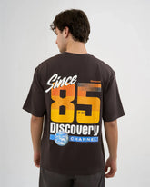 DISCOVERY Men's 1985 Graphic Tee - Truffle